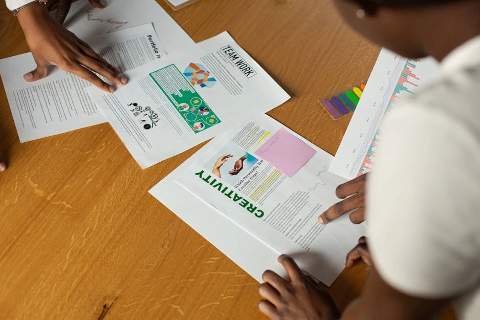 Oficina moderna y luminosa de estilo escandinavo, con un equipo colaborando.